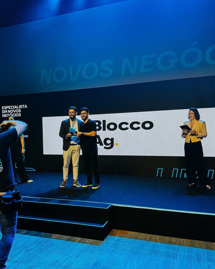 Francisco Dullius recebendo o prêmio de terceiro lugar na categoria Especialista em Novos Negócios - Platinum, no evento Limitless RD Station 2024