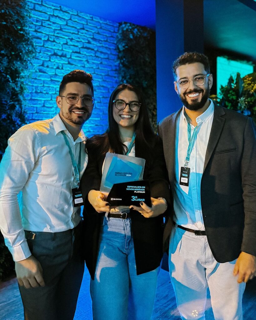 Da esquerda para a direita: Emerson Stempin, Ana Tutui e Francisco Dullius posam para a foto segundo o prêmio Limitless 2024 RD Station